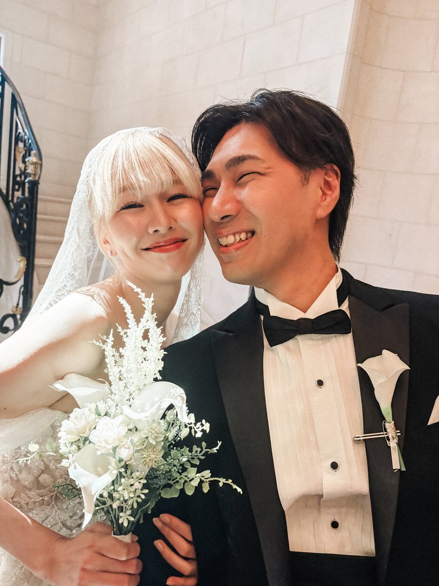 Kanae_Asaba's tweet photo. 2026.10.8 💍🕊️🫧
本日、大切な人たちに囲まれて、
ふたりの思い出のレストランで、
ウェディングパーティーを行いました🥲✨

出会って、15年。
恋人🫶というより親友🤝という感じの相方と、
楽しいことも、そうじゃないことも、
いろんな時間を重ねてきた先に、
こんなにあたたかい日が待っていたこと。

そして、だいすきな人たちと、
この特別な日を一緒に過ごせたこと。
本当に本当にしあわせに思います。

笑って、笑って、胸がいっぱいで、
一生、忘れたくない一日になりました。💐

お忙しい中、わたしたちのために
時間をつくって、足を運んでくださったみなさま、
この日のために力を貸してくださったみなさま、
そして、いつも見守ってくださるみなさまへ、
心から感謝の気持ちでいっぱいです。

これからもふたりと一匹で、
わたしたちらしく、
日々を奏でていけたらと思います👱‍♀️👨🐶