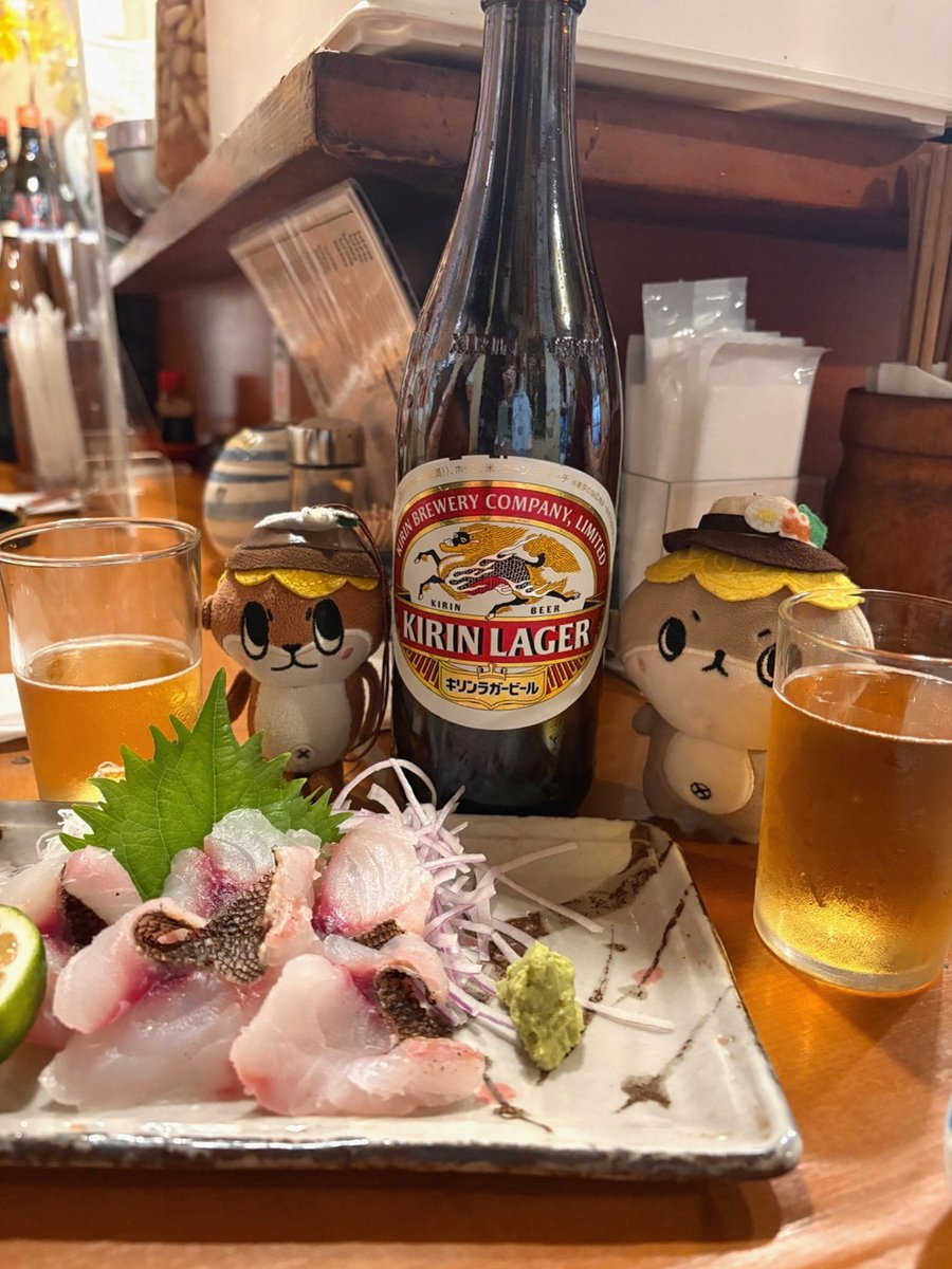 VBiosano's tweet photo. お弁当用意する時間無いから冷蔵庫にあるもの掴んで出社した　ラップに包んだ米と塩が今日のランチよ〜 https://t.co/kew14oNNf0