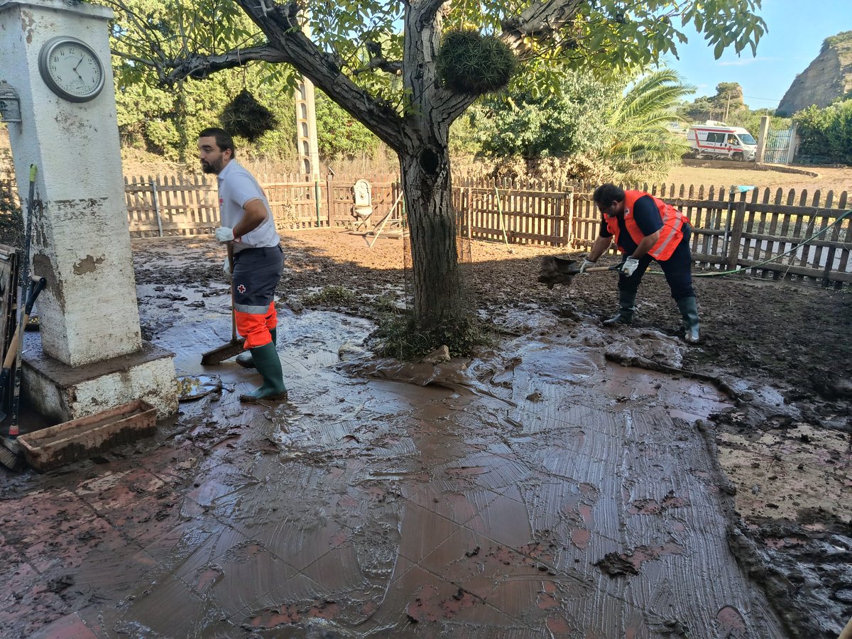 CreuRojaTGN's tweet photo. 🔴Finalitzada l'actuació a Aldover, ens desplacem a Xerta per continuar amb les tasques de recuperació i neteja dels domicilis afectats pels episodis de pluges torrencials. https://t.co/BMES85GQNR