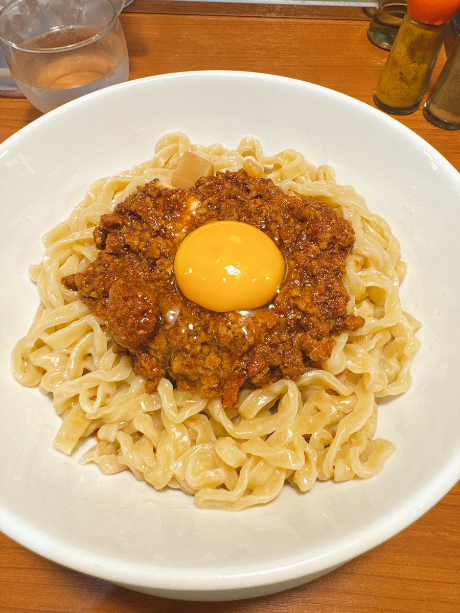 Spice4qol's tweet photo. まぜそば美味しかった☺️
けどワンオペで回ってなかったな…
券売機硬貨切れ、水空っぽ、見える位置に切りかけのチャーシュー放置、麺を選べるはずが何も聞かれず
大変そうだけど万全で頑張って欲しいな https://t.co/rXcfMM3ach