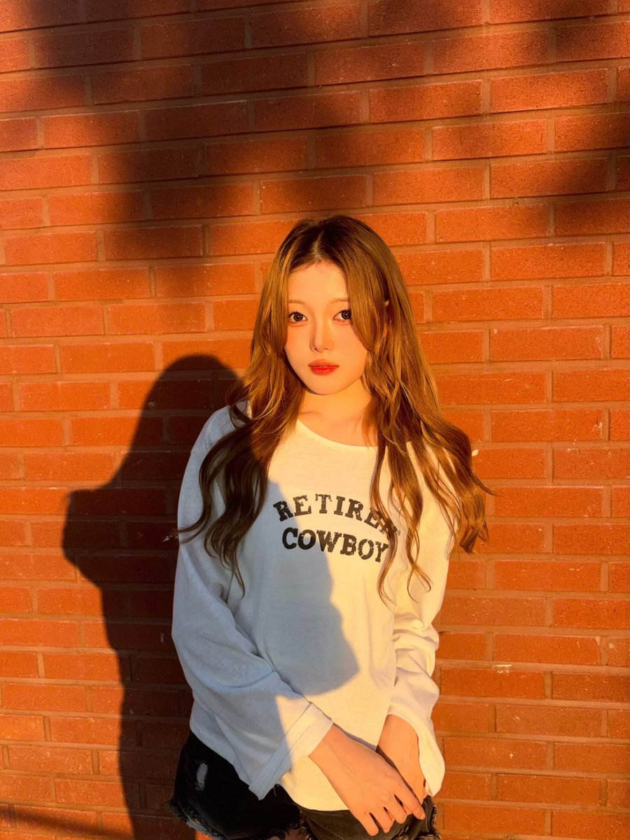 ceu_rt0's tweet photo. ☀️🌻🌆 · 𓆇 ₊ 𓂃 ⊹ * ゚
#KIIRAS #키라스 #Doyeon #도연 https://t.co/zMwefZeZBX