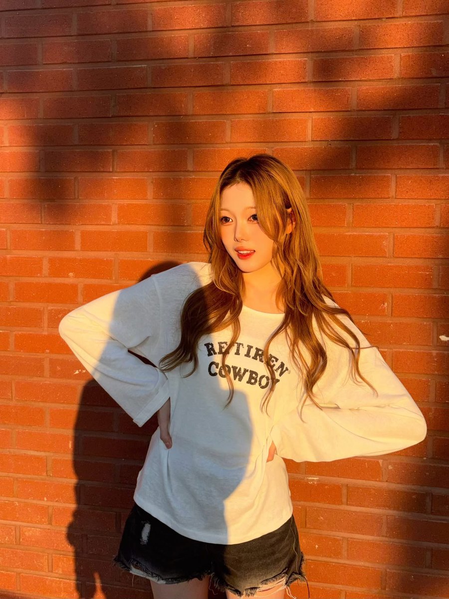 ceu_rt0's tweet photo. ☀️🌻🌆 · 𓆇 ₊ 𓂃 ⊹ * ゚
#KIIRAS #키라스 #Doyeon #도연 https://t.co/zMwefZeZBX