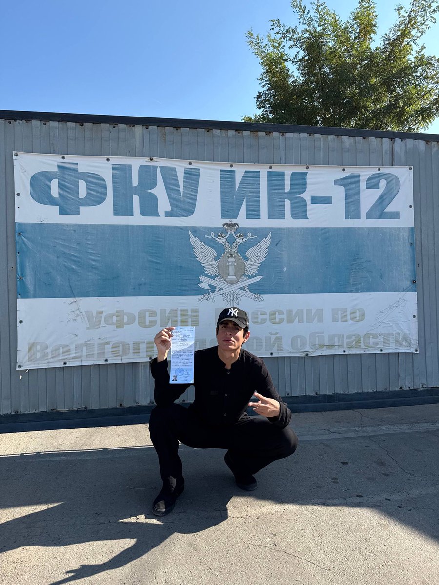 mediazzzona's tweet photo. Квир-блогер Хилми Форкс освободился из колонии. Он отбы��ал срок в три года по делу о распространении порнографии из‑за постов в телеграм‑канале.

«Ну вот я и откинулся спустя 3 года.
Всем привет, кто ждал, скучал, переживал. Теперь я с вами», — написал Хилми в своем телеграм-канале.

Дело против блогера возбудили после доноса Екатерины Мизулиной. SHOT утверждал, что в телеграм-канале нашли видео со «сценами полового акта».

Фото: тг-канал «ХИЛМИ»