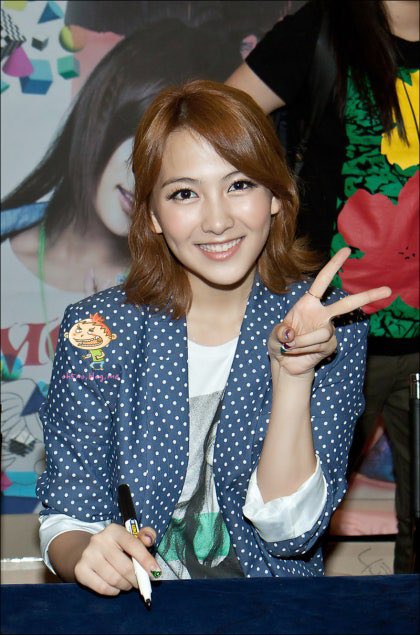 KARApics_'s tweet photo. #KARA #Jiyoung ✌🏻💙 https://t.co/w2988WtQ8b