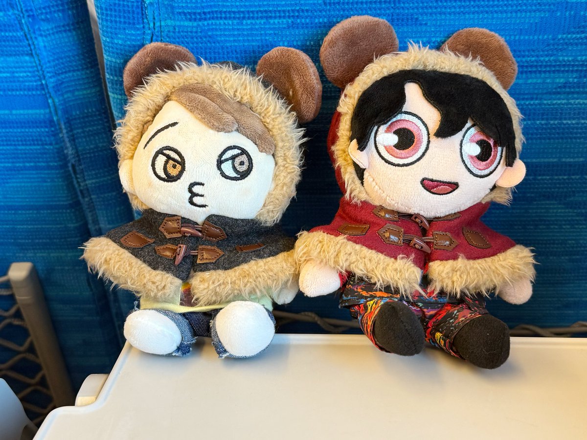 mai_you_'s tweet photo. 今日は東京から大阪に向かう私に時間合わせて友達が新幹線並びで取ってくれた🎫友達は名古屋へすばるに会いに！2時間楽しく過ごせたね🖤❤️ありがとう😘昨日ディズニーストアで勝ち取った黒赤のポンチョ着せて📷✨めっちゃ可愛いじゃん♡ https://t.co/pC4r3tPktr