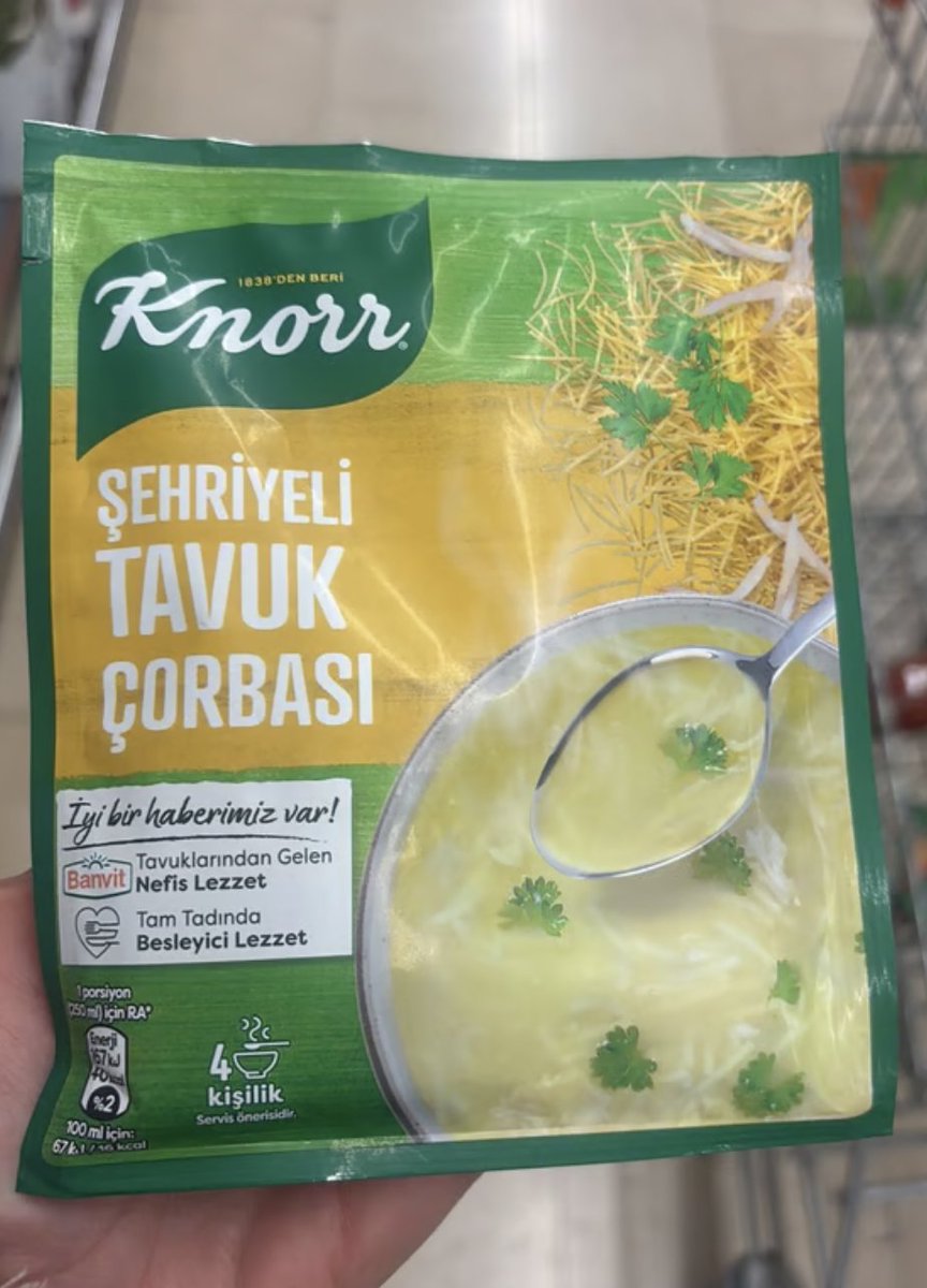 gidadedektifi's tweet photo. Knorr markasıyla satışa sunulan ve ambalajında "Banvit tavuklarından gelen nefis lezzet" ifadesi yer alan şehriyeli tavuk çorbasında %2,5 oranında öğütülmüş tavuk eti yer alıyor.
Üründe tavuk etinden daha yüksek oranda yapay aroma vericiler yer alırken, bu aroma vericilerin içeriği ise tüketiciye açıklanmıyor.
Şimdi bu lezzet gerçekten nereden geliyor?
https://t.co/A0c7F4ZlEj
@Knorr