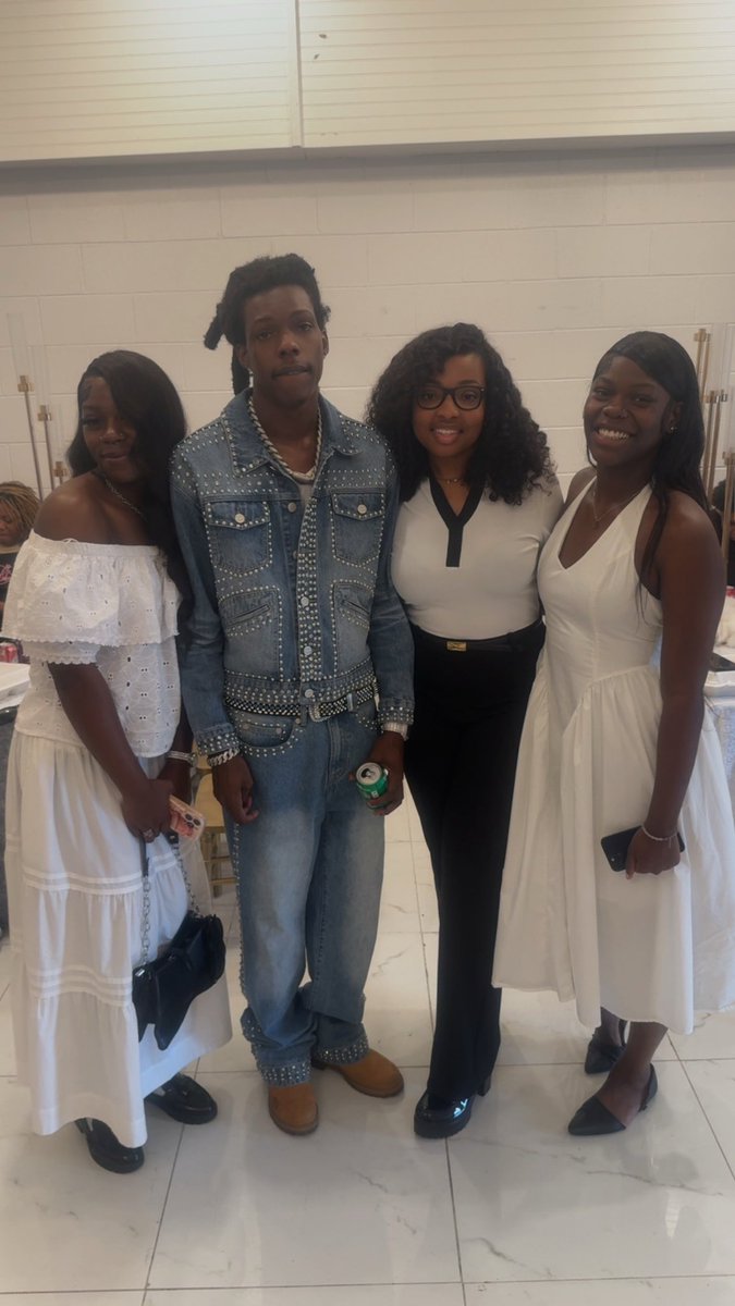 TheEarLaydee's tweet photo. We showed up for our girl 🥹❤️#rest our sweet cousin Niya ❤️ https://t.co/sVl6SBZHNB