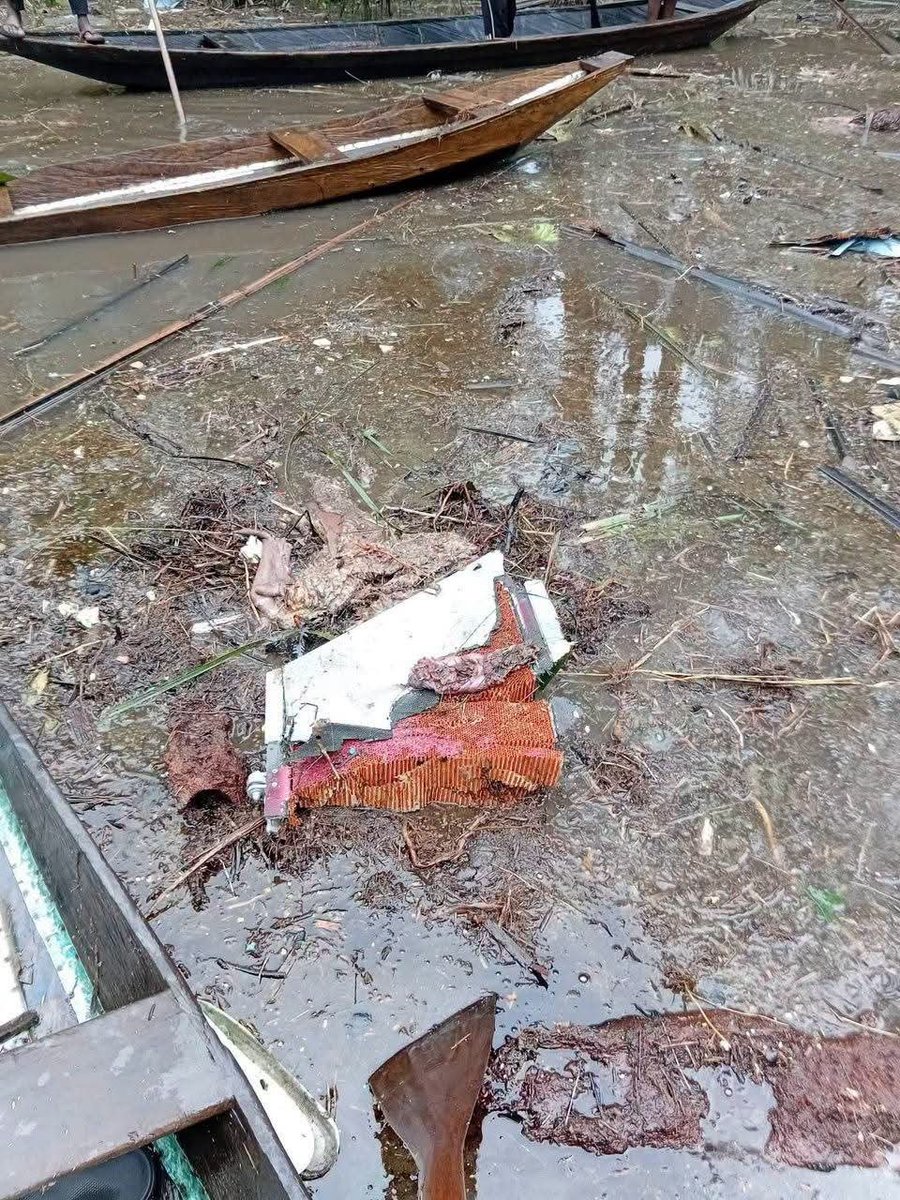 Chyboy_Flexy's tweet photo. NAF 931 (ATR-42) crashed Oct 5 after Benin takeoff, 9:13am. Site: Obe-Rebby swamp, Igbokoda, Ondo (not Ogun). NAF confirms 25 on board, no survivors. Rescue ongoing, cause under investigation. Awaiting manifest + black box. https://t.co/fF583nyBZ4
