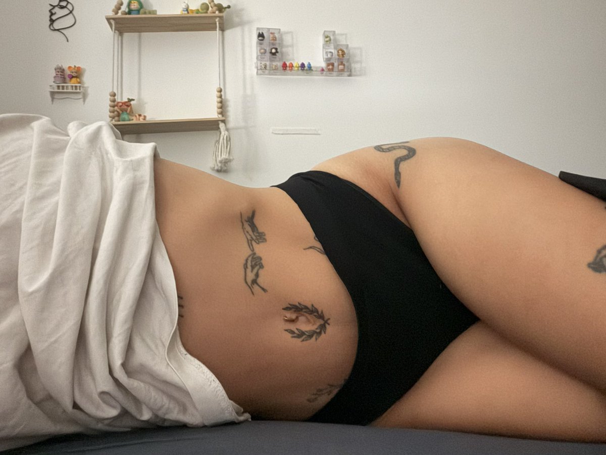 MaitresseClr's tweet photo. tu devrais carrément t’arrêter de respirer quand tu viens te présenter à moi
#soumis #domina #moneyslave #findom #femdom #moneymiss #feet #atm #paypig https://t.co/8KNipkwpzN