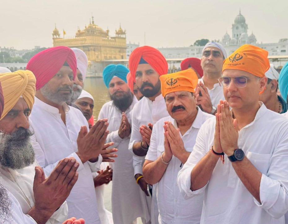 SachinPilot's tweet photo. वाहेगुरु जी का खालसा
वाहेगुरु जी की फतेह।🙏

श्री दरबार साहिब में मत्था टेकने का सौभाग्य प्राप्त हुआ। इस पावन भूमि पर सेवा और समर्पण का भाव सभी को नई ऊर्जा और प्रेरणा प्रदान करता है।

गुरु साहिब से प्रार्थना है कि देश, प्रदेश और समाज की सेवा के मार्ग पर निरंतर चलते रहने का आशीर्वाद एवं शक्ति प्रदान करें। 🙏

@PargatSOfficial @CHARANJITCHANNI @Partap_Sbajwa @RajaBrar_INC @Sukhjinder_INC @VijayIndrSingla @GurjeetSAujla @OPSoni_inc @SurajThakurINC @Dalvi_INC @INCIndia @INCPunjab