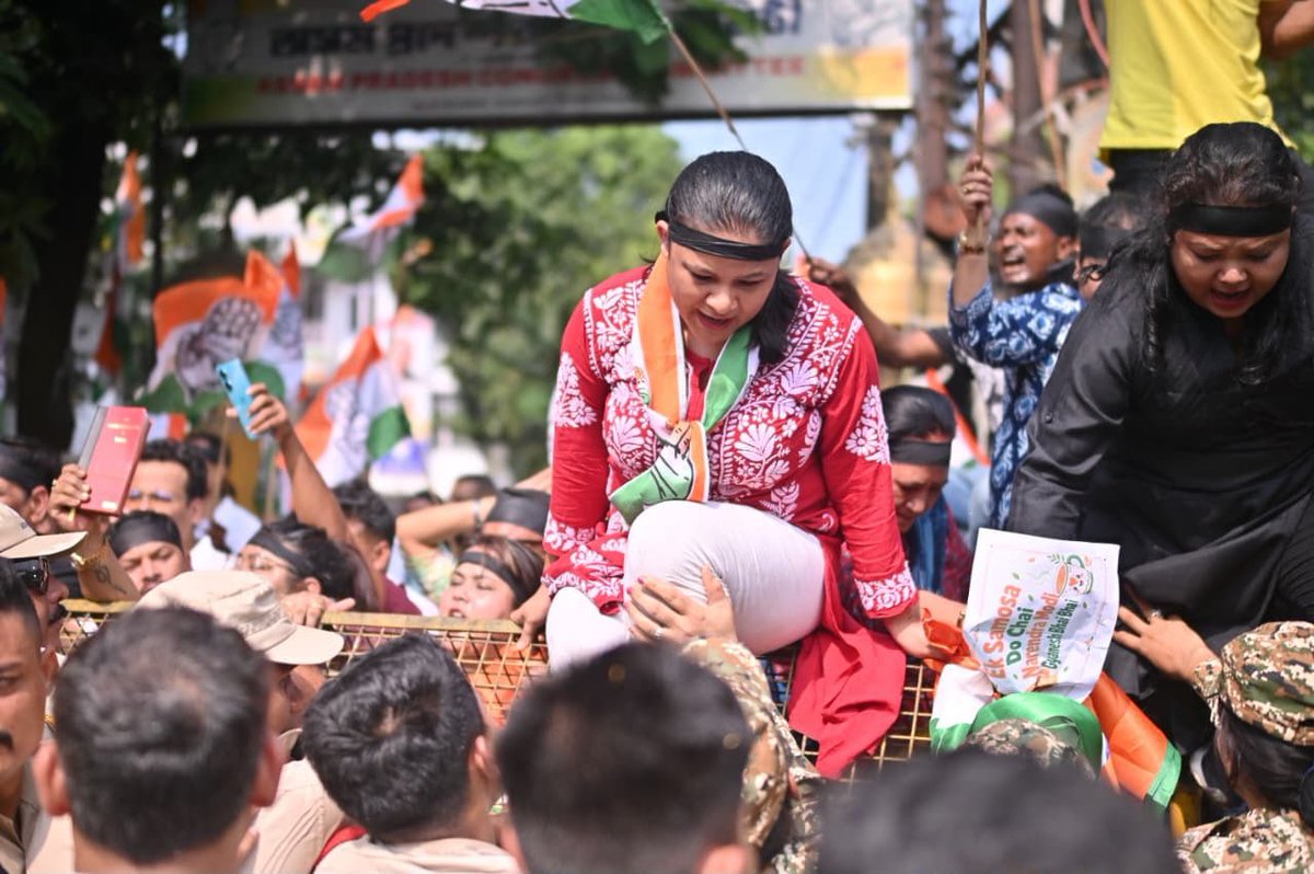 MahilaCongress's tweet photo. भाजपा का नारी वंदन 👇

गुवाहाटी में शांतिपूर्ण प्रदर्शन कर रही बेटी के साथ भाजपा की पुलिस ने बदतमीजी और जोर-जबरदस्ती की और उसके कुर्ते फाड़ दिए।

वोट चोरी कर सत्ता में आई भाजपा सरकार शर्म करो! https://t.co/ghFGtGPh4T