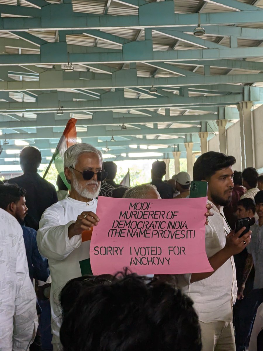 Agentshob47's tweet photo. Attending the recent protest in Bangalore offered a nuanced look into the city's civic engagement. With ~1.5k–2.5k attendees, the crowd brought together passionate college students, millennials, and older citizens. Few balanced takeaways 🧵👇

#bangaloreprotest #civicrights https://t.co/fVNAcZGtT9