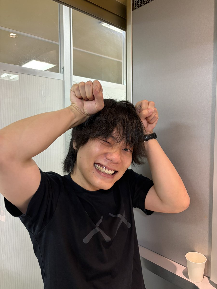 kumadamasashi's tweet photo. 俺はず〜と悩んでた😩
そんな俺の悩みを今日一発で吹き飛ばしてくれた男がいました！！

”9番街レトロ京極さん😍“

僕は写真を撮る時にいつも両人差し指を前に刺しウィンクして撮影してました👉😉👈（左写真参照）

一緒に写真を撮るお客様に『それなんですか？』と言われる事が多かったです😭

👨‍🦲『クソ〜新しいポーズを考えなければ』

俺はここ何年もず〜と新ポーズを考えてましたが、なかなか良いポーズができませんでした😞

今日ルミネの楽屋で京極くんと2人になったので聞いてみました🗣️

👨‍🦲『京極くん。写真撮る時の何か新しいポーズ考えてくれよ〜』
9️⃣『う〜ん？くまださんはウィンクは残しつつ、やはり熊ですから熊ぽくこんな感じどうですか？』

””皆さーん、みーなーさん！！📣““
右写真を見てくださーーーい🐻😉💘

👨‍🦲『最高ーーーーだーーーー🙌』

京極先生〜ありがとございましたー🙇‍♂️
これからこのポーズで写真撮りまくります🐻😘(^_-)