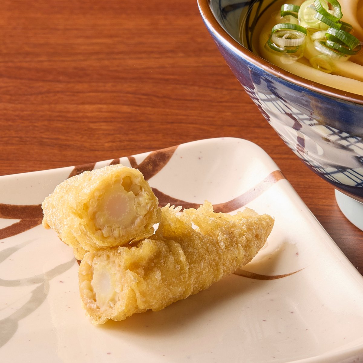 UdonMarugame's tweet photo. ＼10月の季節限定商品のご紹介🍠／

今月は、
🐟プチプチとした食感が楽しい 『ししゃも天』
🌽 ふんわりやさしい甘みの『ジャンボヤングコーン天』
🍖食べ応え抜群の 『メンチカツ』
が登場しています✨

どの天ぷらを食べてみたいですか？ぜひ、絵文字で教えてください♪ #丸亀製麺 https://t.co/yKjx2n82CJ