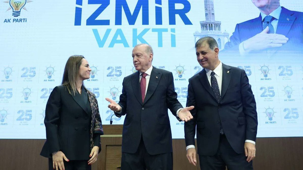mfatihserdar's tweet photo. CHP/YP için gün batıyor.

Hizmetin öne çıktığı bu AK dönem Ege’nin incisine çok ama çok iyi gelecektir.

Sayın Cemil Tugay, bir belediye başkanının asli görevinin insanına hizmet taşımak olduğunu görmüştür.

Salt söyleme mahkûm edilen, altyapıdan kentsel dönüşüme, Körfez’in durumundan ulaşım çilesine ve nice kronik sorunlarla baş başa bırakılan bir İzmir’in kaçınılmaz gerçeğidir bu. 

Siyasette icraat konuşur. İzmir kimsenin tapulu malı değildir.

İzmir’in bir büyükşehire yaraşır şekilde baştan aşağı yenilenmeye ihtiyacı var. Merkezi hükümet ile yerel yönetimin aynı vizyonda buluşması İzmir’in kayıp yıllarını telafi edecek büyük güçtür.

Yol açık olsun. İzmir’imize ve ülkemize hayırlı uğurlu olsun.