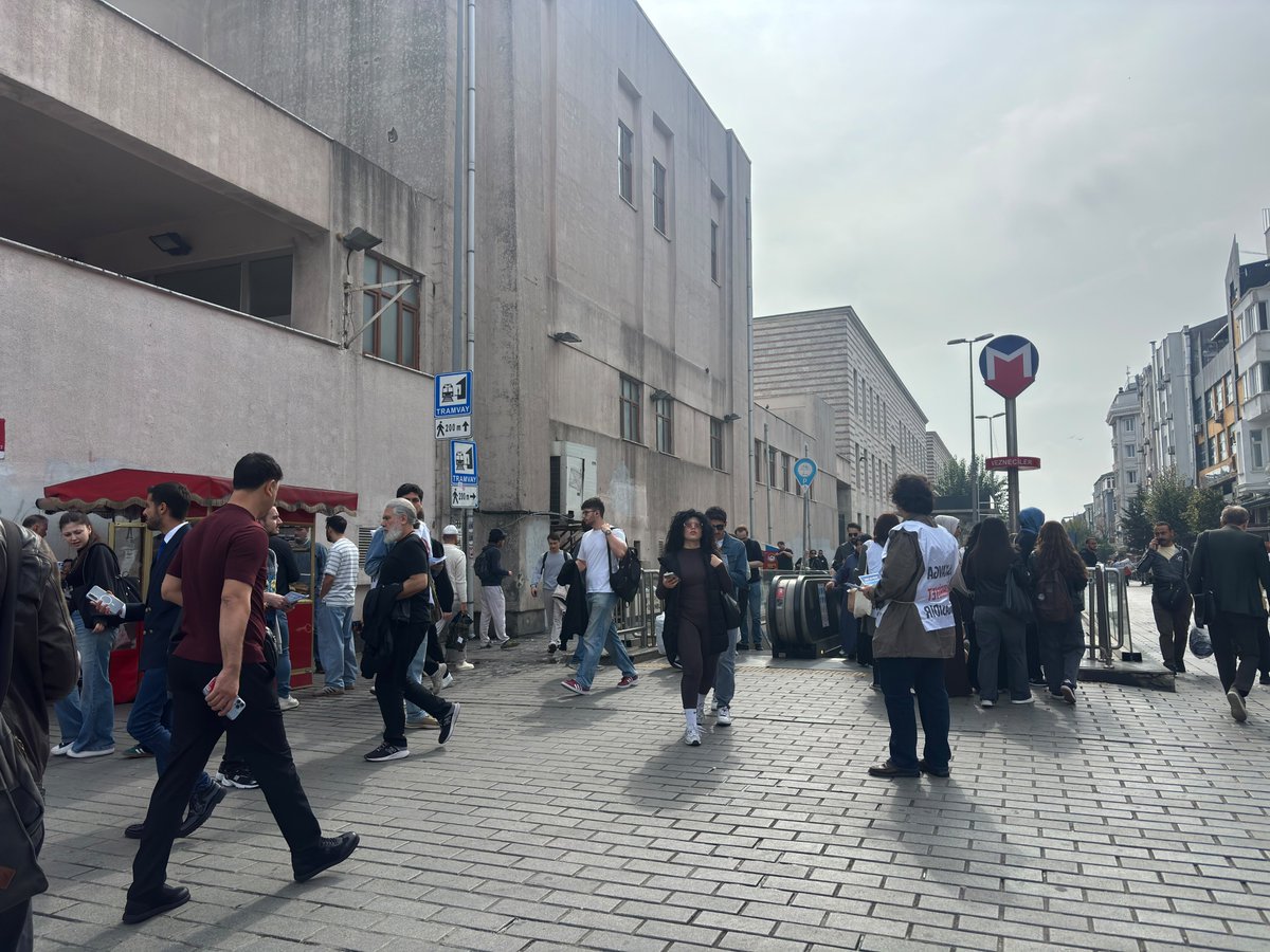 IstanbulUniFKF's tweet photo. Bugün Vezneciler Metro çıkışında "Saraylar Yıkılır Saltanatlar Çöker" bildirimizi dağıttık. 

Cumhuriyet, laiklik, bağımsızlık ve sosyalizm için seni de her şeyi kendinden bekleyenlerin mücadelesine çağırıyoruz.

Sensiz Olmaz, FKF'ye Katıl!
https://t.co/iQzXtL7bFO https://t.co/RxLDpn9TOz