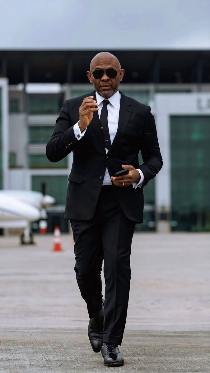 TheDamiForeign's tweet photo. Tony elumelu wey be 63 years old even get steeze pass Carter efe😂🤦🏻‍♂️ https://t.co/s99B4h6uFL