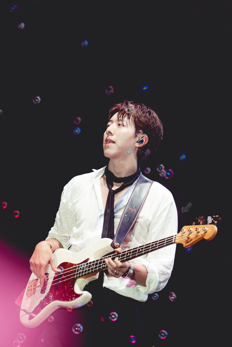 boice_chiuchiu's tweet photo. 261004 Busan International Rock Festival 

#leejungshin #이정신 #cnblue https://t.co/OSmjN6pA9v
