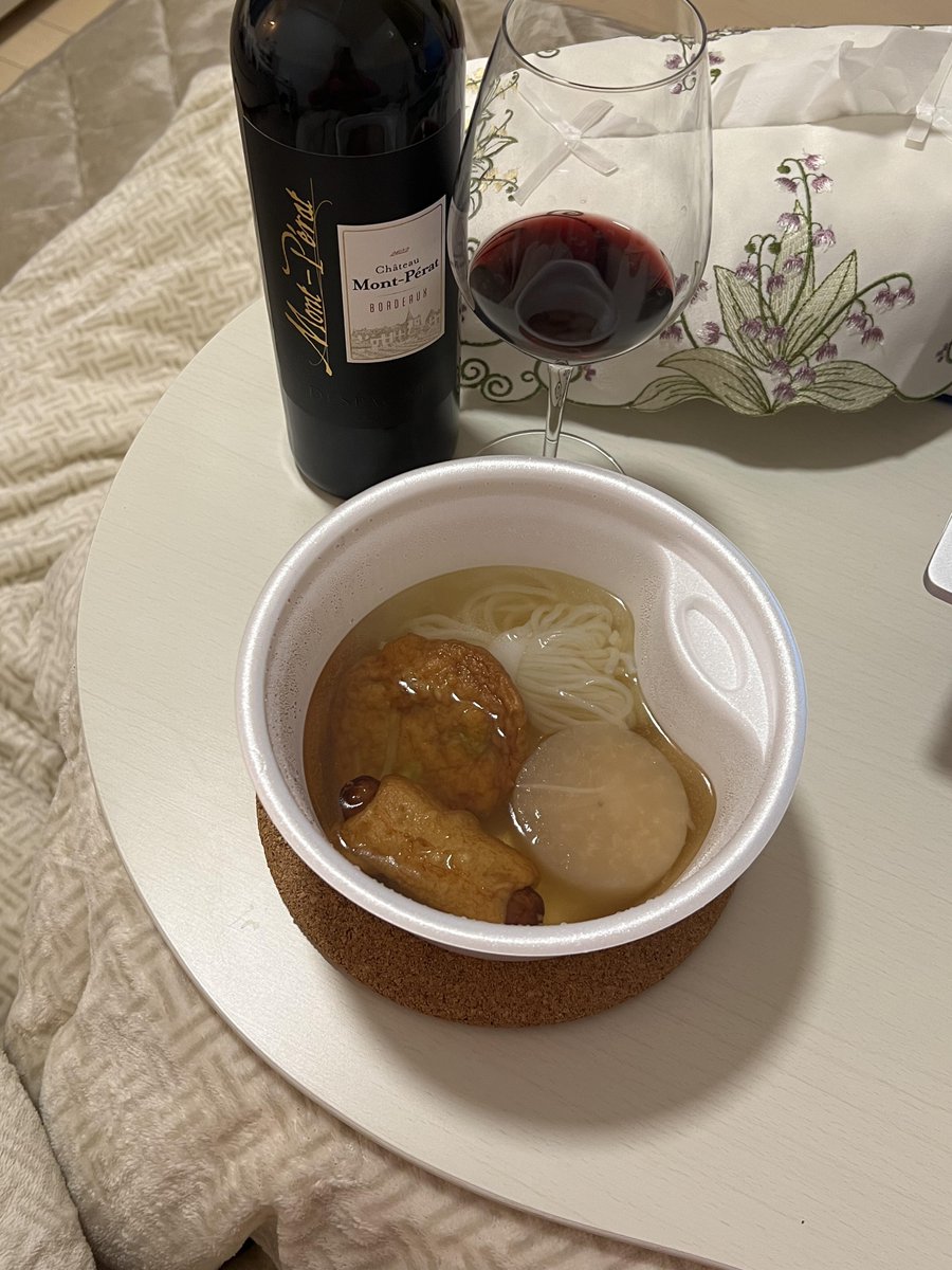 independen9ei's tweet photo. おうちで映画を観ながら、美味しそうなおでんとワインを楽しむなんて素敵ですね🍷
 こういうのんびりした時間も幸せですね。 https://t.co/UVBtJQ1QDt