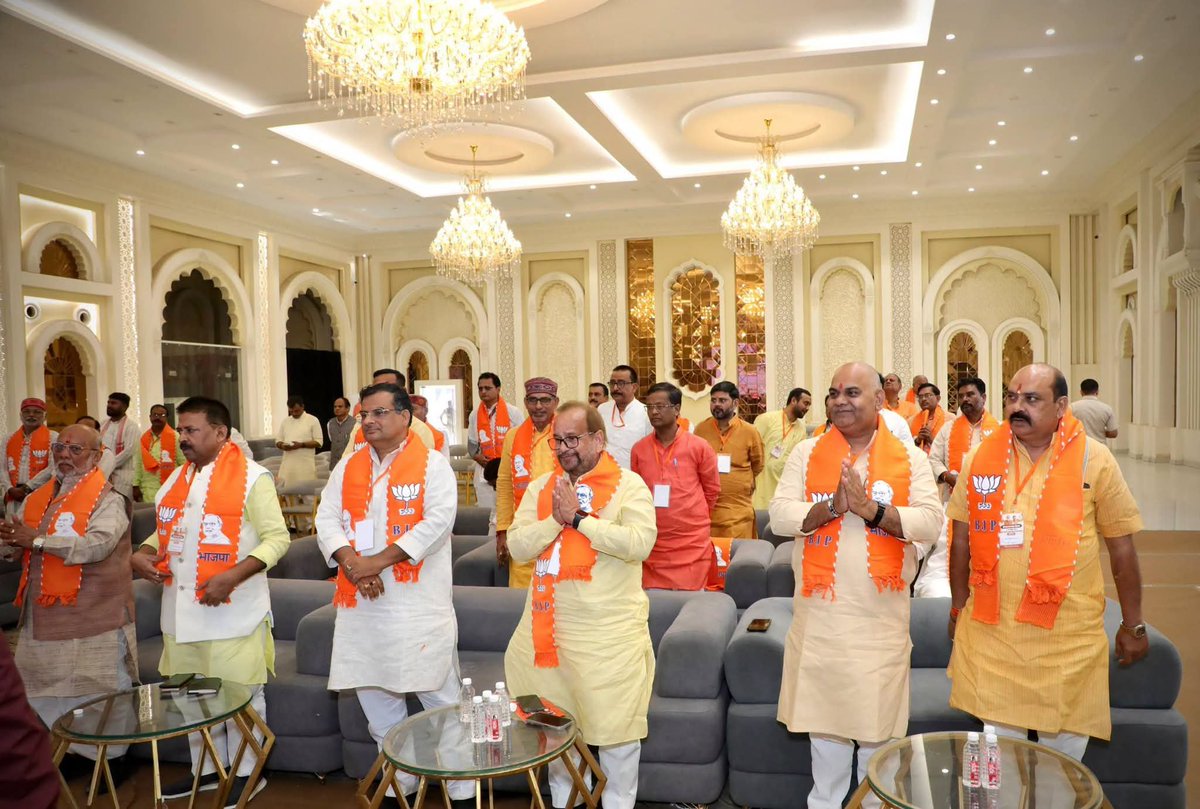 NitinNabin's tweet photo. उत्तर प्रदेश प्रवास के दौरान आज काशी क्षेत्र के तीन टर्म के पूर्व जिलाध्यक्षों और पूर्व क्षेत्र एवं प्रदेश पदाधिकारियों के साथ बैठक कर विभिन्न विषयों पर विस्तृत चर्चा की।

संगठन को वर्षों तक अपनी निष्ठावान सेवाएँ देने वाले हमारे वरिष्ठ कार्यकर्ताओं के अनुभव और सुझावों से पार्टी को सदैव नई ऊर्जा और मजबूती मिलती है।

@BJP4UP