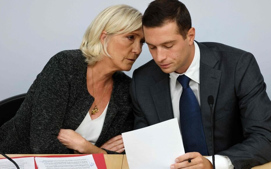 NupesNews's tweet photo. 🔴⚡Info @LePoint Le RN entame sa première forte chute dans l'opinion des Français | En un mois Le Pen et Bardella ont perdu respectivement 4 et 5 points dans l'opinion des Français. Cette perte ne se fait pas au sein de leur propre électorat d'extrême droite, mais bien auprès des Français de droite. Les révélations de @Mediapart ont porté un coup à l'image du RN, en effet le sondage @Cluster_17 s'est déroulé durant ce contexte.

Bardella, avec ses écrits antisémites est en train de détruire l'image qu'a tenté de se donner le parti d'extrême droite -facilité par les Macronistes LR et les médias ndlr- aux yeux des Français.
