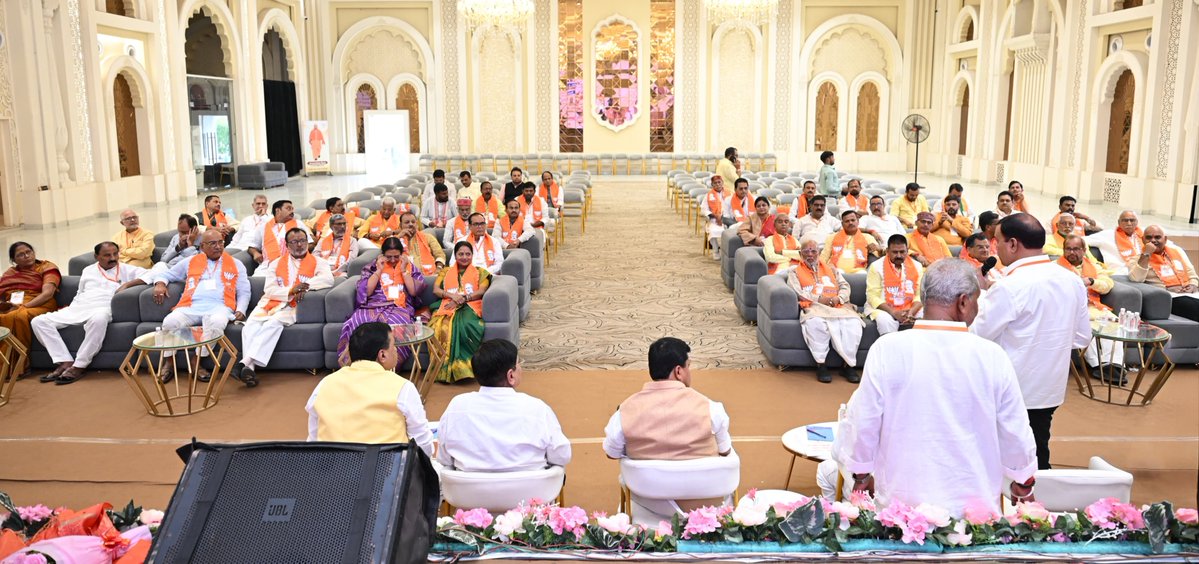 NitinNabin's tweet photo. उत्तर प्रदेश प्रवास के दौरान आज काशी क्षेत्र के तीन टर्म के पूर्व जिलाध्यक्षों और पूर्व क्षेत्र एवं प्रदेश पदाधिकारियों के साथ बैठक कर विभिन्न विषयों पर विस्तृत चर्चा की।

संगठन को वर्षों तक अपनी निष्ठावान सेवाएँ देने वाले हमारे वरिष्ठ कार्यकर्ताओं के अनुभव और सुझावों से पार्टी को सदैव नई ऊर्जा और मजबूती मिलती है।

@BJP4UP