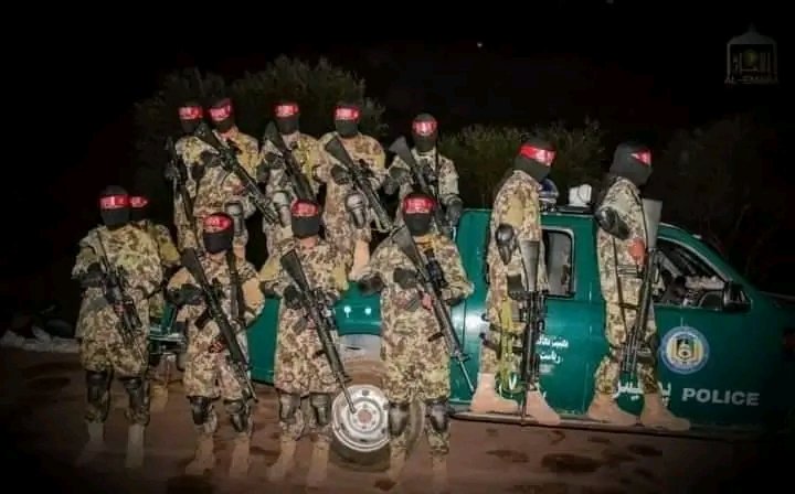 HafizUmari313's tweet photo. د مشرتابه د لارښوونې په اساس هلمند کي د صلاح‌الدین ایوبي امنیتي قطعه جوړه او په فعالیت یې پیل وکړ.

دغه ۴۰۰ کسیزه قطعې د جوړولو موخه په هلمند کي د امنیت تامین بلل سوي دی.

انځور: آرشيف https://t.co/HGmvVyBMfY