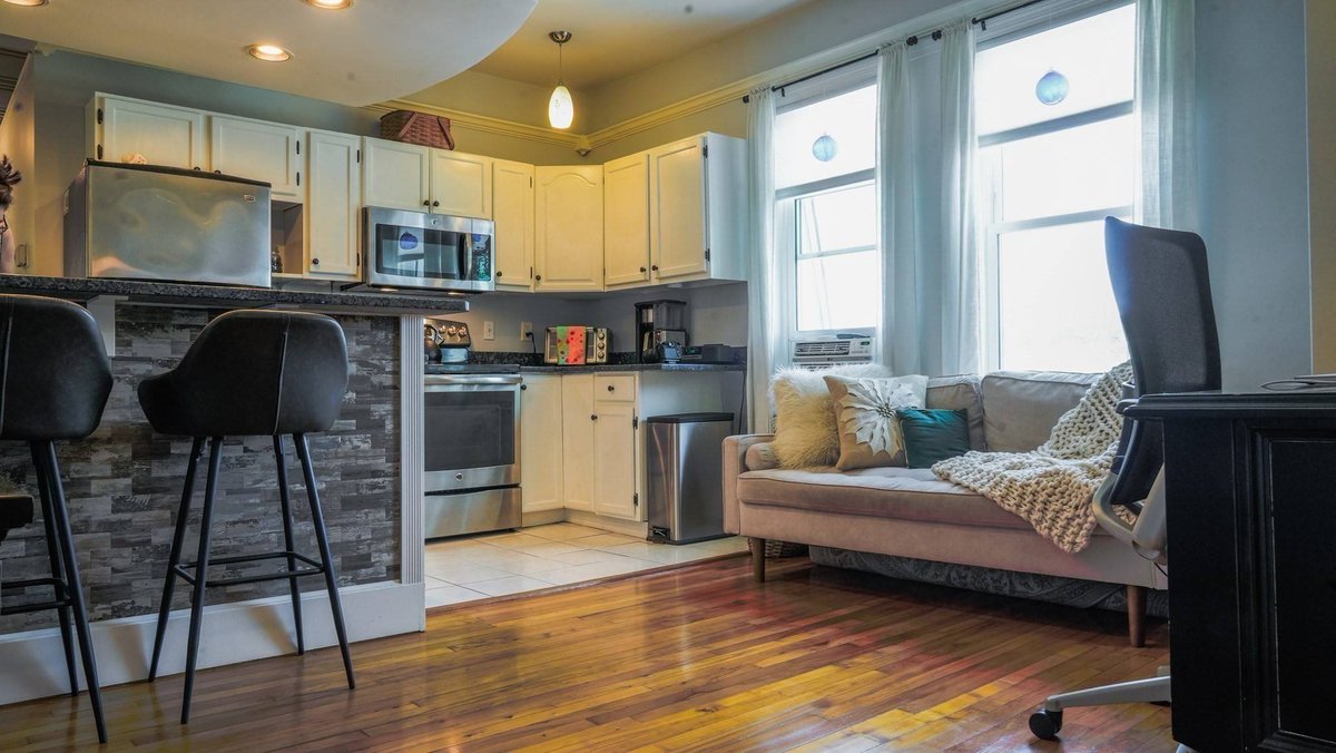 LiveShoresideUS's tweet photo. A private roof deck, ocean view down Neptune Ave. and 300 sq. ft. of exclusive deeded attic space set this 2-bed Winthrop condo apart. $350K. 🌊 https://t.co/DCNFcvXpBo #WinthropMA #CondoLiving https://t.co/QZZdpumbsN