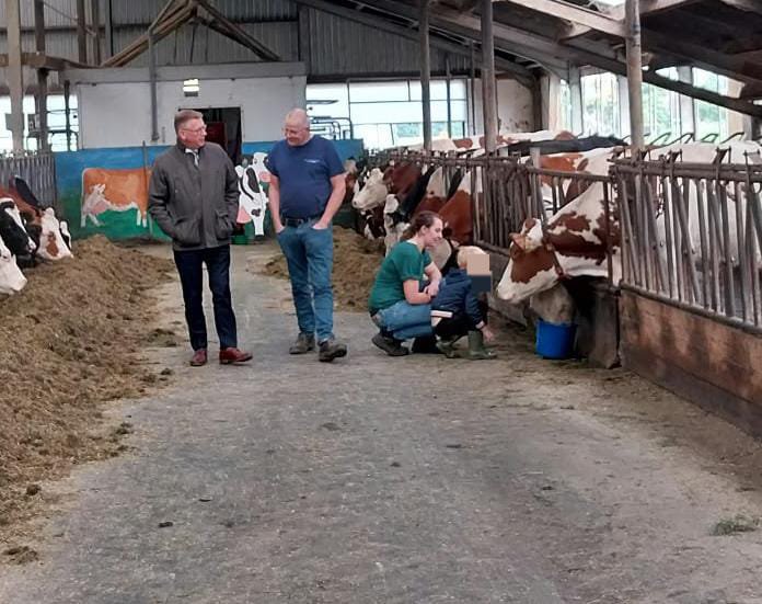 fleckveeboertje's tweet photo. Vanochtend weer een mooie #boerenwijs school educatie les gehad. In het kader van #weekvanonseten waren Harold Zoet en Pieter Rijzebol te gast.
Kinderen mochten ook vragen stellen. GeΓ―nteresseerde vraag aan Harold Zoet was...
"Heeft u ook een trekker?" π https://t.co/C5MIXchIjM