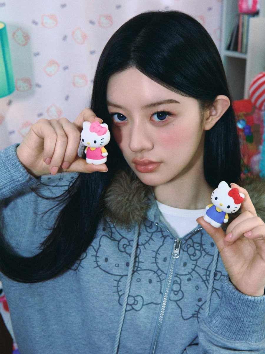 aeae_official's tweet photo. aeae x HELLO KITTY COLLECTION
「COME AS YOU ARE」
⠀
‘COME AS YOU ARE’는 자신의 취향을 숨기거나 덜어내지 않고
좋아하는 것을 있는 그대로 드러내는 한 소녀를 담았습니다.
⠀
타인의 시선보다 내가 무엇을 좋아하는지를 기준으로 선택하고
때로는 이해받지 못하거나 낯설게 보일 수 있는 것까지도
거리낌 없이 받아들입니다.
⠀
좋아하는 것에 깊이 몰입하고
남들의 기준에 맞추기보다 자신의 방식대로 마음껏 즐기는 소녀.
그녀가 자유롭고 당당한 태도로 취향을 온전히 즐기는 순간을 담았습니다.
⠀
가장 나다운 모습으로, COME AS YOU ARE!

Model : ILLIT MINJU @ illit_official
Directed by 2eehyein @2eehyein
Photographer : 2eehyein @2eehyein
Photo Assistant : Sungsoo Keem, Jeemin Choi
Assistant Director : Youmin Park, Heewon Yu
Sketch Photographer : Chanyoung Lee @_chanyounglee
⠀
Production House : NEWYEAR* @newyear.asia
Executive Producer : Sebong Oh
Producer : Bom Kang, Donghyun Jeong, Subeom Kim
Production Assistant : Daeyoung Son, Wooyoung Nam
⠀
Director of Photography : Andy Iere Kim @illuminatek
1st AC : Juyoung An
2nd AC : Younji Choi
DIT : Yusun Yun
3rd AC : Hanegil Heo
⠀
Gaffer : Kyungho Oh @kyungho_oh
1st Assistant : Junha Ye
2nd Assistant : Beomyoon An
3rd Assistant : Hajin Lee, Hugyeom Kim, Juho Jung
⠀
Art Department : AKHET (아케트)
Art Director : Yeabyul Jeon @yeabyul
Art Team : Yuri Yoon, Jieun Lee, Ohmin Kwon, Seyoung Na, Jiwoo Hong
⠀
Styling : Hyunha Lee @lee.hyunha
Make-up : Jiwon Moon @mooondddddd
Hair : Gunwoong Na @ralkinghair
⠀
Sound Mixer : Yujin Seo @tetraaapod
⠀
2D Graphics & AI Sound : Nahyun Hwangbo (NEWYEAR*) @hwangbonahyun
⠀
DI : CAPRA @capra.official.colour
⠀
Cleaning : Seungwon Jun (a clean sweep) @acleansweepoffice