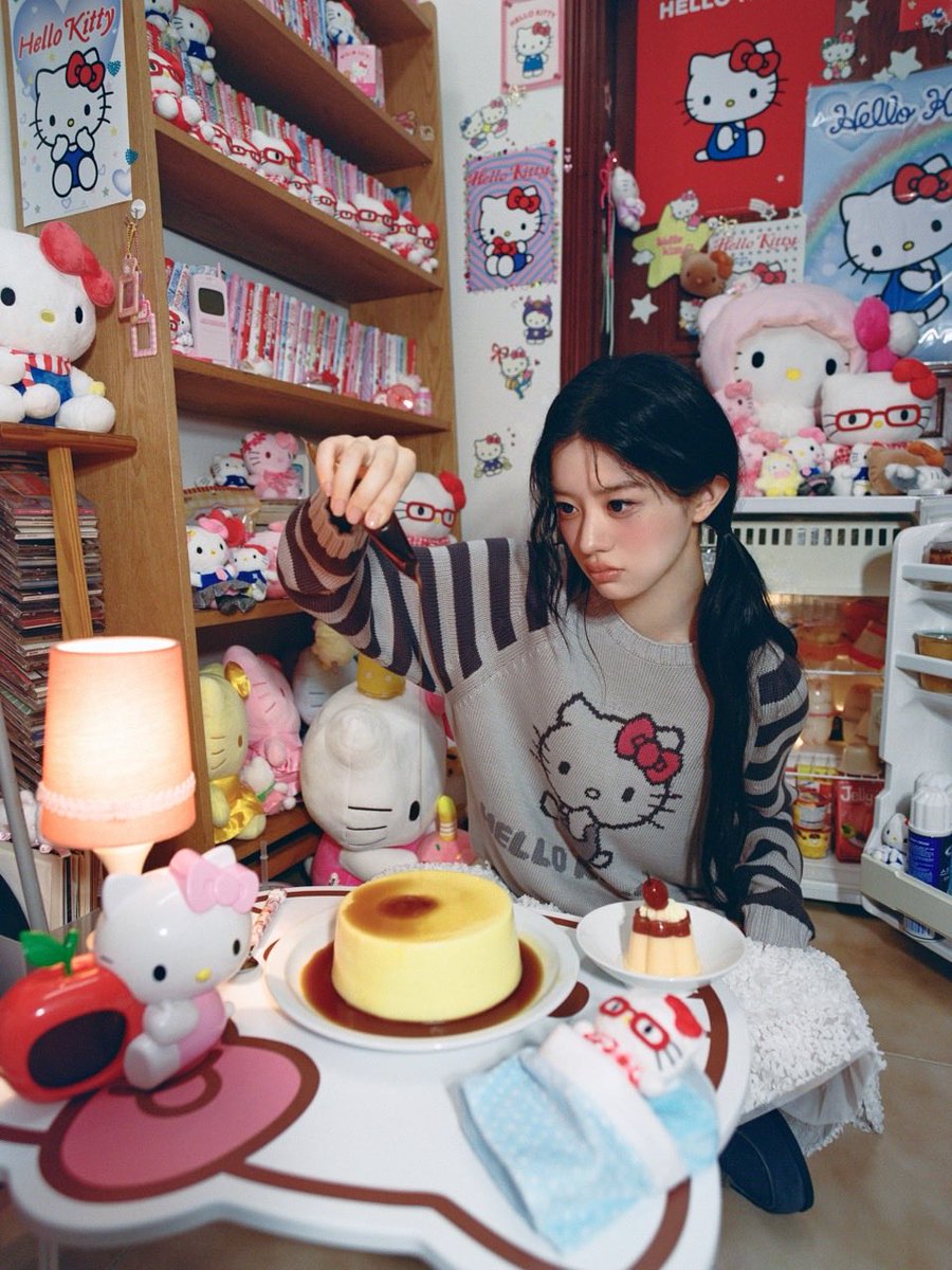 aeae_official's tweet photo. aeae x HELLO KITTY COLLECTION
「COME AS YOU ARE」
⠀
‘COME AS YOU ARE’는 자신의 취향을 숨기거나 덜어내지 않고
좋아하는 것을 있는 그대로 드러내는 한 소녀를 담았습니다.
⠀
타인의 시선보다 내가 무엇을 좋아하는지를 기준으로 선택하고
때로는 이해받지 못하거나 낯설게 보일 수 있는 것까지도
거리낌 없이 받아들입니다.
⠀
좋아하는 것에 깊이 몰입하고
남들의 기준에 맞추기보다 자신의 방식대로 마음껏 즐기는 소녀.
그녀가 자유롭고 당당한 태도로 취향을 온전히 즐기는 순간을 담았습니다.
⠀
가장 나다운 모습으로, COME AS YOU ARE!

Model : ILLIT MINJU @ illit_official
Directed by 2eehyein @2eehyein
Photographer : 2eehyein @2eehyein
Photo Assistant : Sungsoo Keem, Jeemin Choi
Assistant Director : Youmin Park, Heewon Yu
Sketch Photographer : Chanyoung Lee @_chanyounglee
⠀
Production House : NEWYEAR* @newyear.asia
Executive Producer : Sebong Oh
Producer : Bom Kang, Donghyun Jeong, Subeom Kim
Production Assistant : Daeyoung Son, Wooyoung Nam
⠀
Director of Photography : Andy Iere Kim @illuminatek
1st AC : Juyoung An
2nd AC : Younji Choi
DIT : Yusun Yun
3rd AC : Hanegil Heo
⠀
Gaffer : Kyungho Oh @kyungho_oh
1st Assistant : Junha Ye
2nd Assistant : Beomyoon An
3rd Assistant : Hajin Lee, Hugyeom Kim, Juho Jung
⠀
Art Department : AKHET (아케트)
Art Director : Yeabyul Jeon @yeabyul
Art Team : Yuri Yoon, Jieun Lee, Ohmin Kwon, Seyoung Na, Jiwoo Hong
⠀
Styling : Hyunha Lee @lee.hyunha
Make-up : Jiwon Moon @mooondddddd
Hair : Gunwoong Na @ralkinghair
⠀
Sound Mixer : Yujin Seo @tetraaapod
⠀
2D Graphics & AI Sound : Nahyun Hwangbo (NEWYEAR*) @hwangbonahyun
⠀
DI : CAPRA @capra.official.colour
⠀
Cleaning : Seungwon Jun (a clean sweep) @acleansweepoffice