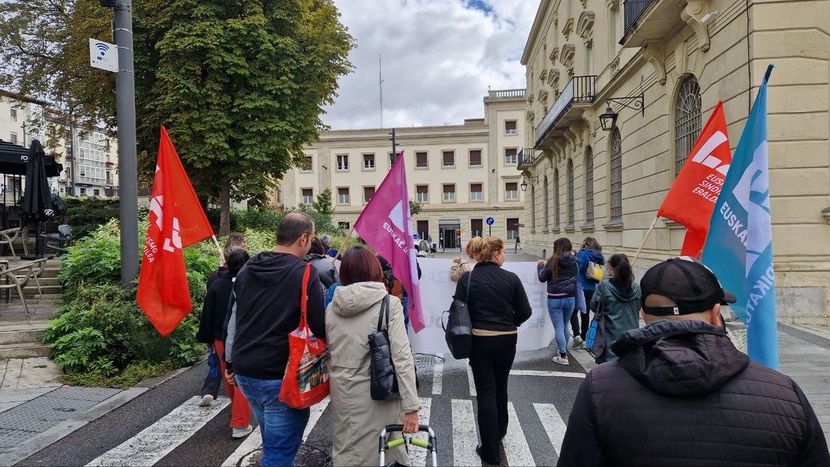 LABpublikoa's tweet photo. 📢 GAUR #GREBA!  

💢 GASTEIZko mobilizazioa

🚨 Udaletako lan baldintzak #HEMENERABAKI! 
💢 #Udalhitz-en eta udaletan EDUKIAK ORAIN! 
💢 Eudel, blokeorik ez! https://t.co/Q75BBCHGGj