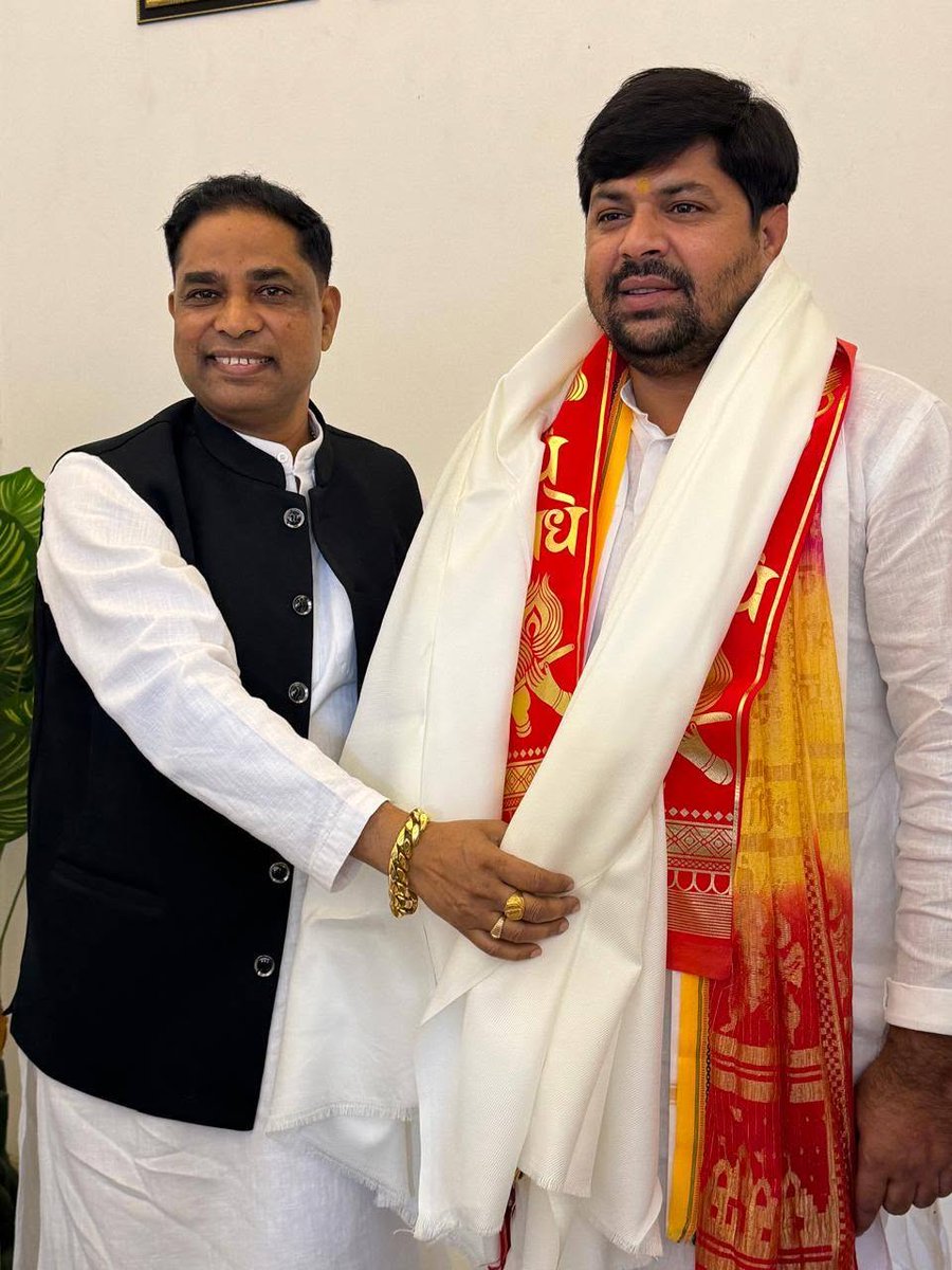 mumbaisandhya's tweet photo. भाजपा अनुसूचित जाति मोर्चा, पश्चिमी यूपी के नवनियुक्त क्षेत्रीय अध्यक्ष श्री अखिल कुमार जी से भेंट कर उन्हें नई जिम्मेदारी की हार्दिक बधाई एवं शुभकामनाएँ दीं। विश्वास है, उनके नेतृत्व में संगठन को नई ऊर्जा व मजबूती मिलेगी। 🙏

#AkhilKumar #MukeshKumarMasoom #Khurja70 #spmukeshtm https://t.co/jHZmre2j2g