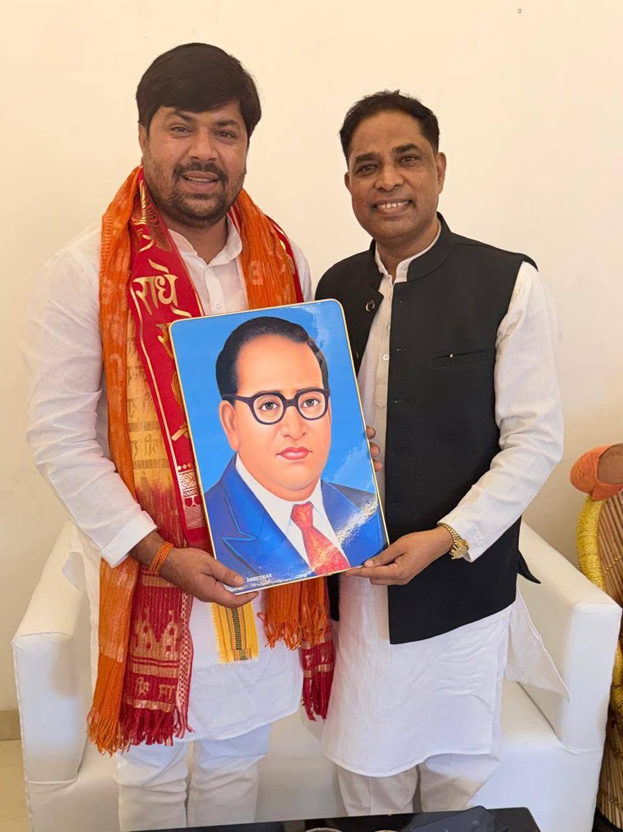 mumbaisandhya's tweet photo. भाजपा अनुसूचित जाति मोर्चा, पश्चिमी यूपी के नवनियुक्त क्षेत्रीय अध्यक्ष श्री अखिल कुमार जी से भेंट कर उन्हें नई जिम्मेदारी की हार्दिक बधाई एवं शुभकामनाएँ दीं। विश्वास है, उनके नेतृत्व में संगठन को नई ऊर्जा व मजबूती मिलेगी। 🙏

#AkhilKumar #MukeshKumarMasoom #Khurja70 #spmukeshtm https://t.co/jHZmre2j2g