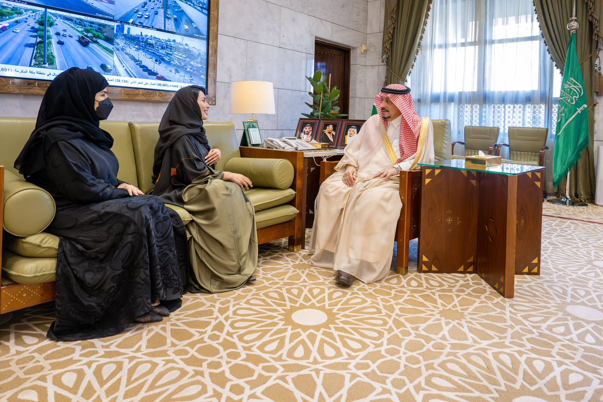emara_alriyadh's tweet photo. سمو أمير منطقة #الرياض يستقبل الأميرة سُرى بنت سعود ويطلع على "كتاب الرياض".
https://t.co/h7FNELe3k2

#إمارة_منطقة_الرياض https://t.co/pNJcXfWVtm