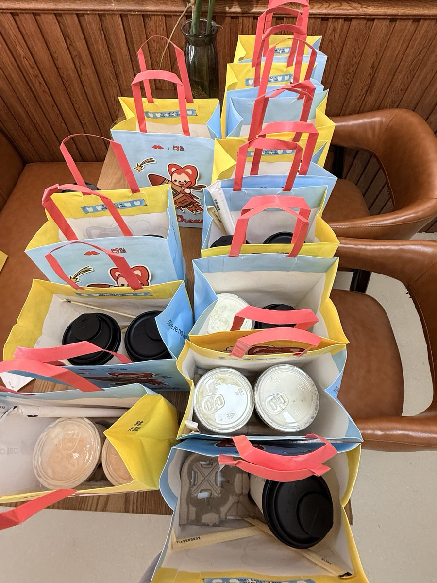 ShinetechQD's tweet photo. Back to the grind, but with full hearts (and full stomachs)! ☕️🍱

Post-holiday blues? Not today. Team lunch + afternoon milk tea for everyone. 🧋

Q: If you had a long break right now, where would you go? ✈️

#SHINETECH #OfficeLife https://t.co/OjhPbrZXgr