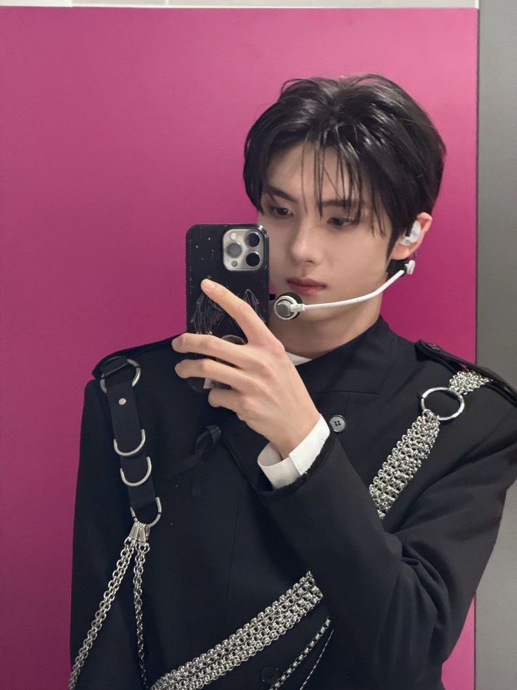 ppttzunflower's tweet photo. selera pribadi tapi dimata gue yoje paling cakep kalo rambut pendek, yang bagian belakangnya pendek gitu
mana ya foto dia di showcase you you dari samping, wah itu cakep banget https://t.co/4bEHe4G2mL