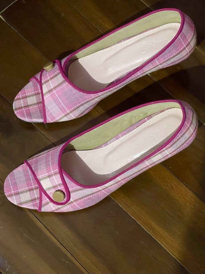 bakpa0w's tweet photo. Sepatu dari brand lokal ini CANTIK BANGEET detailnya 🫠🩷 kaya heels yang ada di Pinterest gitu. Mana warna pink nya tuh Barbie banget 😭🫶🏻 https://t.co/gRkqBc1wJA