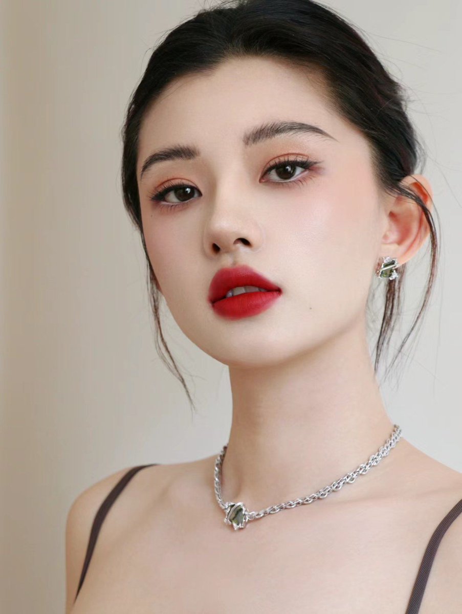 lxzzy_bw's tweet photo. The brand's "笨购媚辞弥" collection blends cute charm with distinct design, making it a sweet pick for daily styling. https://t.co/FjCpttbfOw