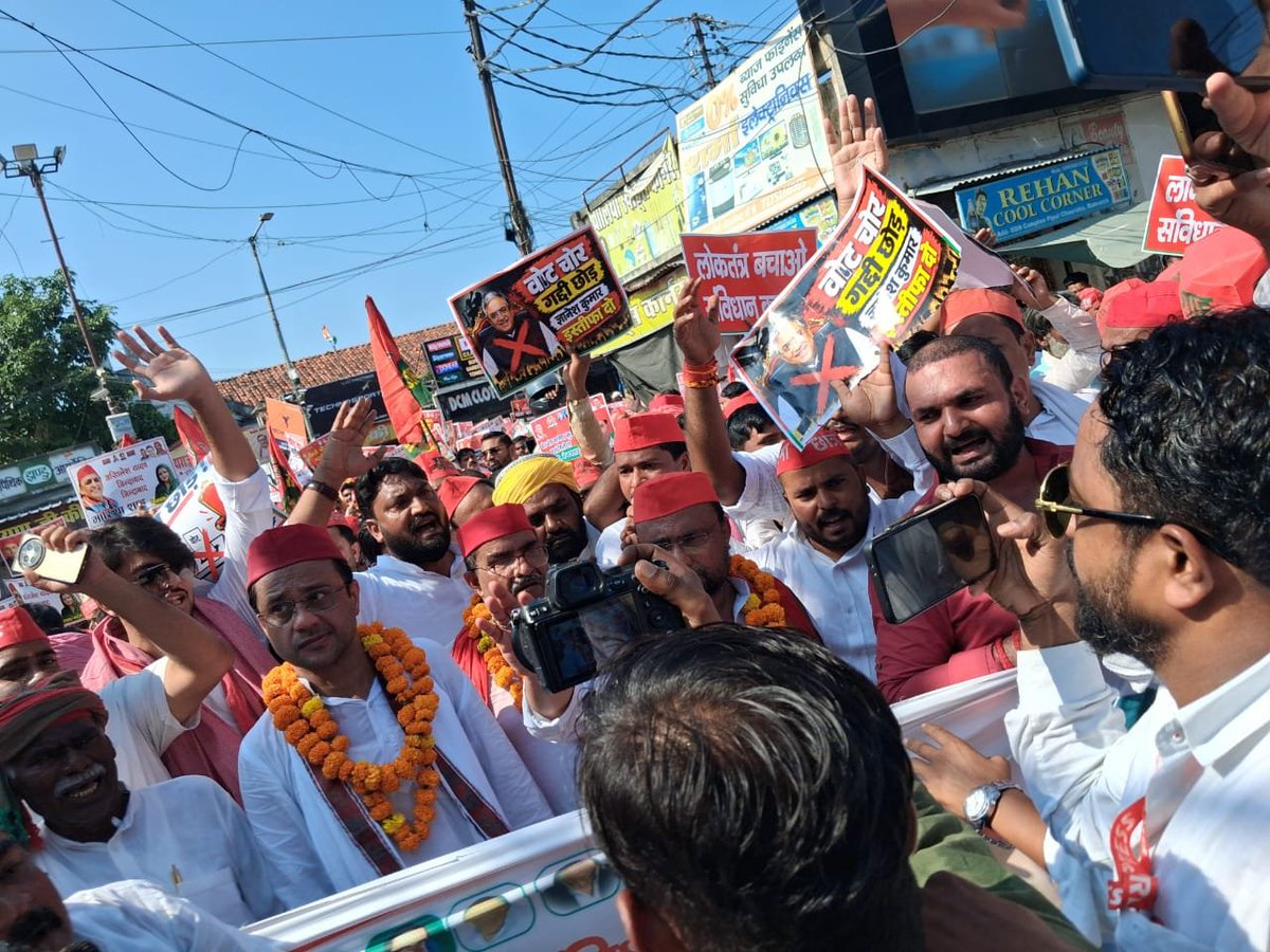 ali_irshad___'s tweet photo. @Bahraich मुख्य चुनाव आयुक्त के इस्तीफे की मांग को लेकर @samajwadiparty  का  जोरदार प्रदर्शन
म���ख्य चुनाव आयुक्त के इस्तीफे की मांग को लेकर समाजवादी पार्टी द्वारा पूरे उत्तर प्रदेश में जोरदार प्रदर्शन किया गया। 
कार्यकर्ताओं ने लोकतंत्र की रक्षा, निष्पक्ष चुनाव व्यवस्था और संवैधानिक संस्थाओं की स्वतंत्रता को लेकर जोरदार तरीके से अपनी आवाज उठाई।
लोकतंत्र बचाओ — संविधान बचाओ
समाजवादी पार्टी संघर्ष जारी रखेगी।