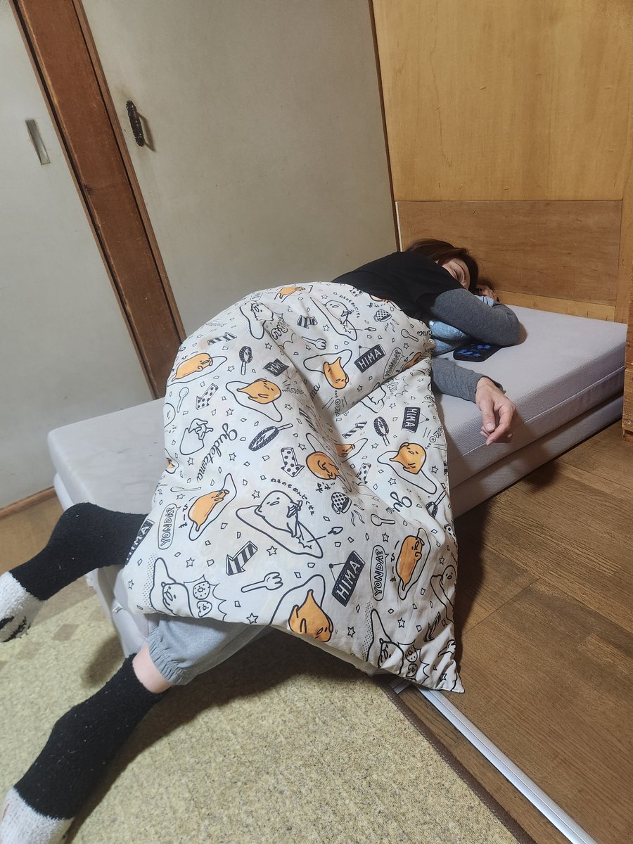 poseidon_pkch's tweet photo. 自閉小6息子が修学旅行に行った。

朝いつもは促さないとしない皿洗い（自立出来るように訓練中）を自発的にやりだした

夜お嫁さんが息子がいない事に寂しくなり、普段近寄りもしない息子が寝てるマットレスに。。

俺、息子とおねんねしたい。

子離れ出来ない夫婦。。

息子だけ成長している。 https://t.co/cH8TfYvd51