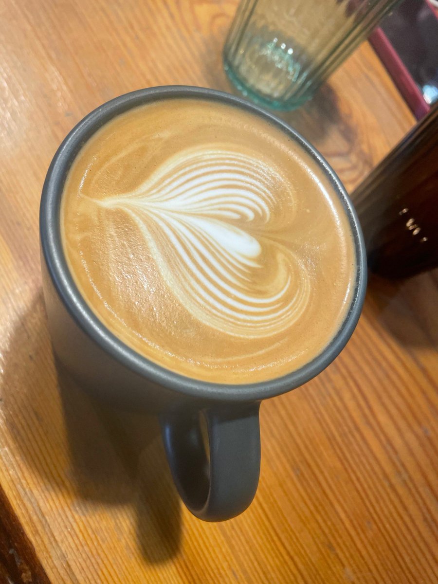 AlyssaBenextha's tweet photo. [Busco café en la librería, que el ambiente me anime mucho!]， https://t.co/Puib1KCGzO