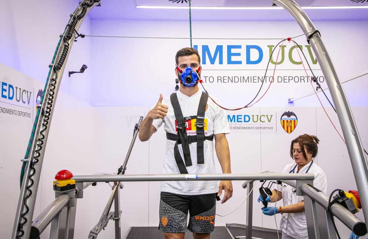 sanchis14's tweet photo. 💪El Valencia CF ha puesto el foco en potenciar físicamente a sus jugadores de manera INDIVIDUAL

👀En cada uno se focalizará en una cosa: velocidad, musculatura, explosividad…

🤝POL LORENTE y TONI GINER se han llevado a cada jugador al IMED UNO A UNO para analizar al máximo detalle su condición física, tanto actual como biológica. Y potenciarla.

Me gusta mucho.