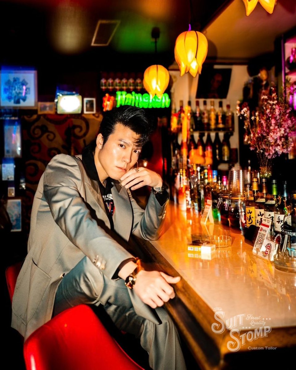 suitstomp's tweet photo. Johnny Pandora ジョニーくんのスーツを紹介。

コンセプトは「横浜」！

ジャケットはピークドラペルでゴージラインを極限まで低くし、ラペルにベリードしミシンステッチを施しました。

ジョニーくん、オーダーありがとう！

Photo: SHINYA

@bad_johnny
@JohnnyPandora
#johnnypandora
#suitstomp https://t.co/efL4whceap