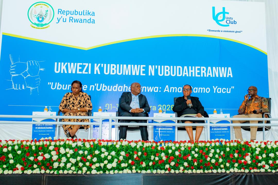 IGIHE's tweet photo. Kuri uyu wa Kane, ku bufatanye na Unity Club, mu Karere ka Rwamagana hari kubera ibiganiro by'abagize Ihuriro ry’Ubumwe n’Ubudaheranwa, ryitabiriwe n’abaturutse mu turere twa Rwamagana, Kayonza, Ngoma na Kirehe. 

Ni ibiganiro bigamije kuganira ku mateka y'igihugu n'urugendo rw'ubumwe n'ubudaheranwa nyuma y'imyaka 32 Jenoside yakorewe Abatutsi ihagaritswe.

Muri iki gikorwa hari gutangwa ikiganiro gihuriwemo na Visi Perezida w'Umutwe w'Abadepite, Uwineza Beline, Senateri Prof. Dusingizemungu Jean Pierre na Mujawamariya Berthe wahoze ari Umudepite.