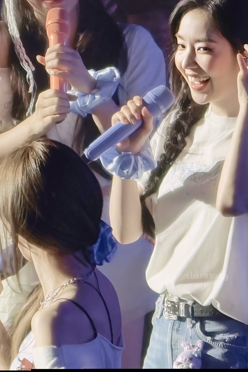 Ibarasung's tweet photo. 🐶👀🐰A Day In Red &amp; Velvet https://t.co/OreVQlkNur