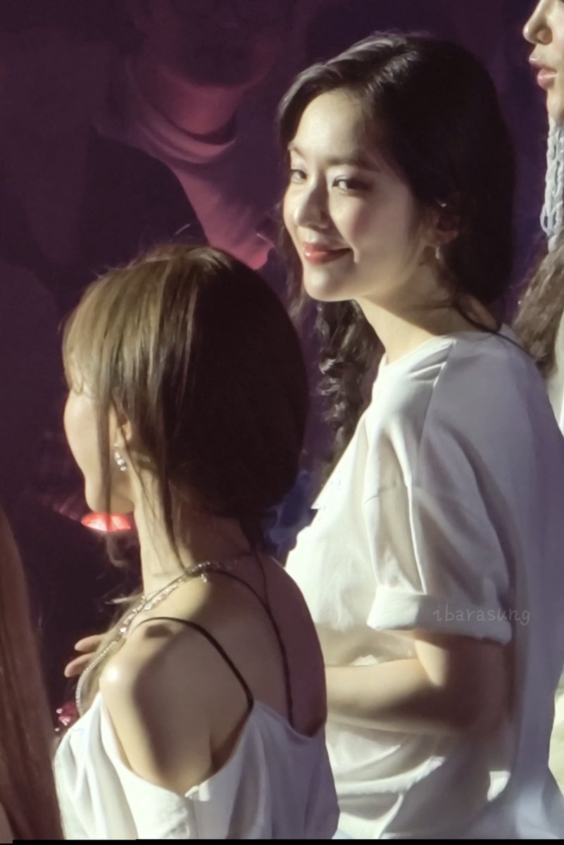 Ibarasung's tweet photo. 🐶👀🐰A Day In Red &amp; Velvet https://t.co/OreVQlkNur