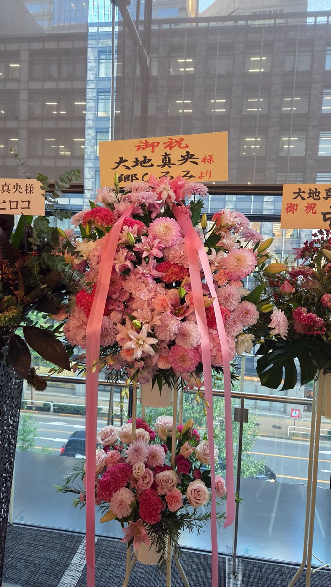 20maruuSugar's tweet photo. 大地真央さんと長野さんの舞台。開演が17時だったので今帰り。2人芝居だけど、何役もやる中で、真央さん男子らしい言い回しが別人みたくカッコイイ。すごく面白かったです🥰 https://t.co/9nBy7eZZ1L
