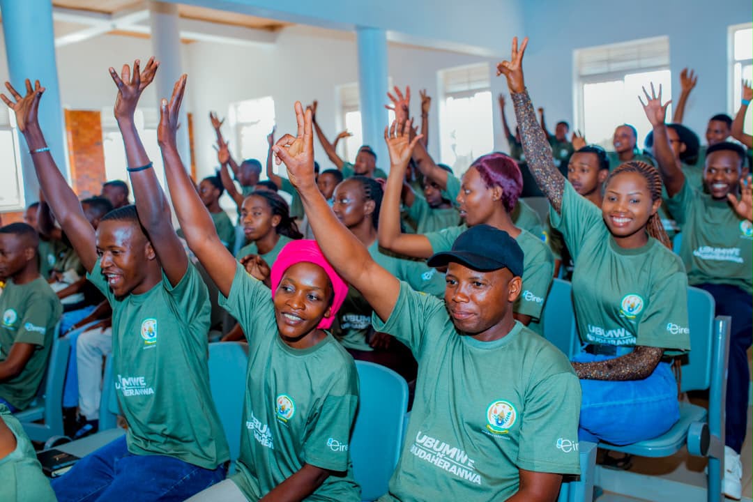 IGIHE's tweet photo. Kuri uyu wa Kane, ku bufatanye na Unity Club, mu Karere ka Rwamagana hari kubera ibiganiro by'abagize Ihuriro ry’Ubumwe n’Ubudaheranwa, ryitabiriwe n’abaturutse mu turere twa Rwamagana, Kayonza, Ngoma na Kirehe. 

Ni ibiganiro bigamije kuganira ku mateka y'igihugu n'urugendo rw'ubumwe n'ubudaheranwa nyuma y'imyaka 32 Jenoside yakorewe Abatutsi ihagaritswe.

Muri iki gikorwa hari gutangwa ikiganiro gihuriwemo na Visi Perezida w'Umutwe w'Abadepite, Uwineza Beline, Senateri Prof. Dusingizemungu Jean Pierre na Mujawamariya Berthe wahoze ari Umudepite.