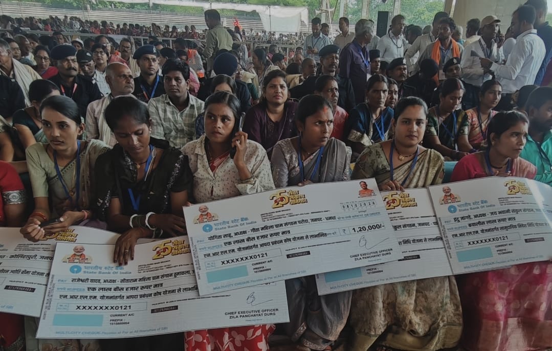 PRDCgGov's tweet photo. दुर्ग के रविशंकर स्टेडियम में आयोजित सेवा सेतु कार्यक्रम में माननीय मुख्यमंत्री श्री विष्णु देव साय जी द्वारा बिहान योजना की हितग्राही महिलाओं को चेक के माध्यम से लाभान्वित किया गया।
यह पहल महिला सशक्तिकरण एवं ग्रामीण आजीविका को सुदृढ़ करने की दिशा में महत्वपूर्ण कदम है।
#bihan #lakhpatididi #chhattisgarh